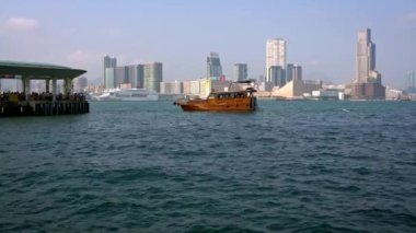 , Hong Kong-04 Nisan 2017: 4K Feribot Hong Kong Körfezi 'nde Şehir Arkaplanı, Kowloon Yarımadası manzaralı. Victoria Limanı 'nda gemi turu.