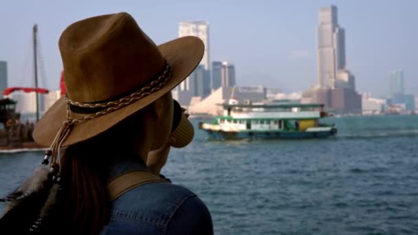 Vacker Asiatisk Kvinna Titta Båten Victoria Harbour Symbol För Hongkong — Stockvideo