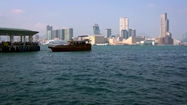 香港2017年4月4日 都市景観を背景にした香港湾の4Kフェリー九龍半島の眺め ビクトリア港でクルーズ船が運行しています — ストック動画