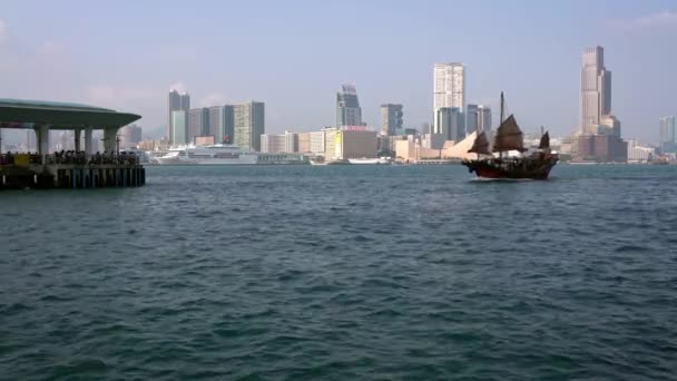 Barco Basura Victoria Harbour Símbolo Hong Kong Crucero Vela Roja — Vídeos de Stock