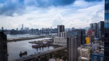 4k Timelapse Top View of Hong Kong Modern Gökdelenler günü Kowloon Körfezi 'nde tekne ve araçlarla limanın önünde