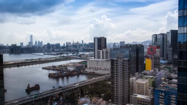 4K香港城市景观日的山顶景观白云 九龙湾附近城市的天际线 在港口前的高速公路上载满船只和车辆 — 图库视频影像