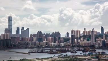 4k Timelapse Top View of Hong Kong City Day Whit Bulutları, Kowloon Körfezi yakınlarında ufuk çizgisi Limanı önünde gemileri ve arabaları ile