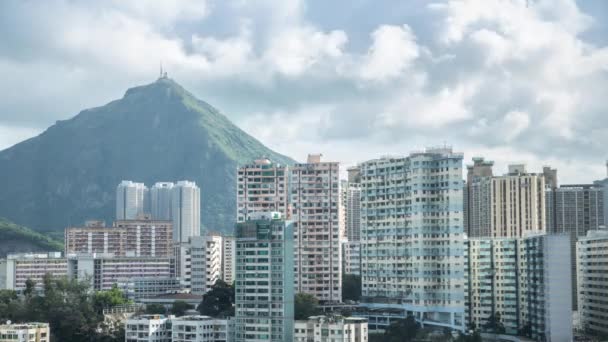 4Kタイムラプス 香港都市線のトップ表示山と雲が白く タワービルはミッドレベルダンからの視点 — ストック動画