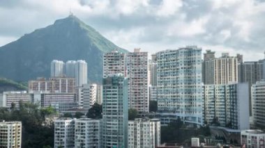 4k Timelapse Üst Görüş Hong Kong Apartman Binaları İkinci Kademe Şehir Whit bir dağ ve bulutlar Kowloon - Dan