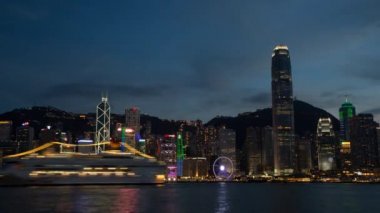 4k Timelapse Hong Kong Adası gökdelenleri olan gökdelenler, Kowloon şehri manzaralı gemiler ve Victoria Limanı 'ndaki Pearl Nehri üzerinde tur tekneleri
