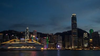 4k Timelapse Hong Kong Adası gökdelenleri olan gökdelenler, Kowloon şehri manzaralı gemiler ve Victoria Limanı 'ndaki Pearl Nehri üzerinde tur tekneleri