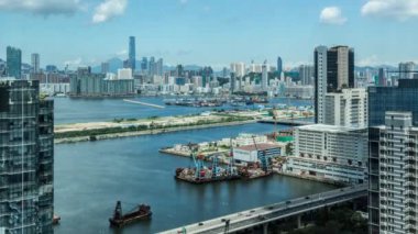 4k Timelapse Top View of Hong Kong City Day Whit Bulutları, Kowloon Körfezi yakınlarında ufuk çizgisi Limanı önünde gemileri ve arabaları ile