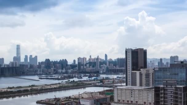 香港城市风貌日白云 九龙湾附近城市的天际线 以及港口前高速公路上的船只和车辆 时间已过 — 图库视频影像