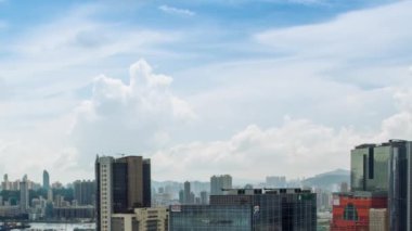 Timelapse Top View of Hong Kong Cityscape Day Whit Bulutları, Kowloon Körfezi yakınlarındaki ufuk çizgisi Limanın önündeki gemiler ve arabalarla