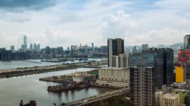 Timelapse Top View of Hong Kong Cityscape Day Whit Bulutları, Kowloon Körfezi yakınlarındaki ufuk çizgisi Limanın önündeki gemiler ve arabalarla