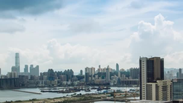 Hong Kong Modern Gökdelenler Kowloon Körfezi Nde Limanın Önünde Tekne — Stok video