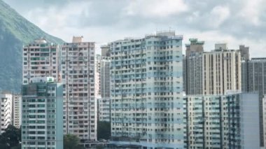 Hong Kong Şehir Hatları 'nın Timelapse Üst Görünümü Bir dağ ve bulutlar, kule binaları orta seviye Dan perspektifi