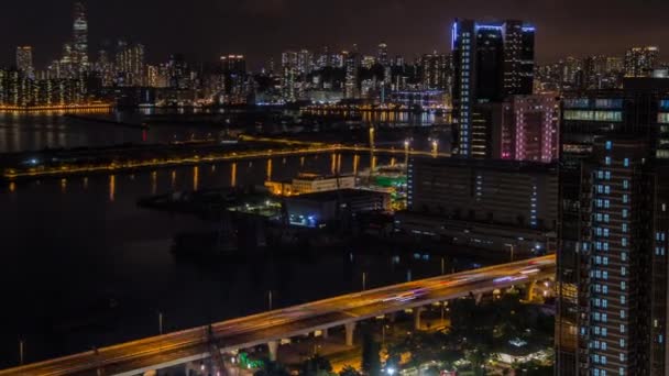 Hong Kong Modern Gökdelenler Gecesi Limanı Önünde Tekne Araçlarla Kowloon — Stok video