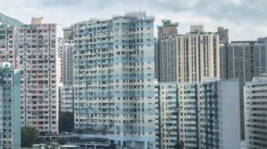 Timelapse Top View of Hong Kong Apartman Binaları İkinci Kademe Şehir Whit Bir dağ ve bulutlar Kowloon - Dan