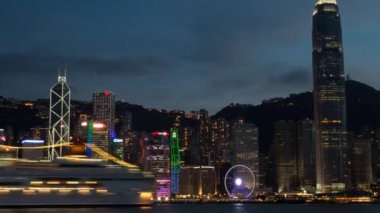 Timelapse Hong Kong Adası gökdelenleri olan gökdelenler, Kowloon şehri manzaralı gemiler ve tur botları Victoria Limanı 'ndaki Pearl Nehri üzerinde