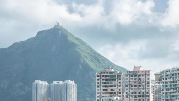 タイムラプス 香港都市都市線の山頂からの眺め山と雲が白く タワービルはミッドレベルダンからの視点 — ストック動画