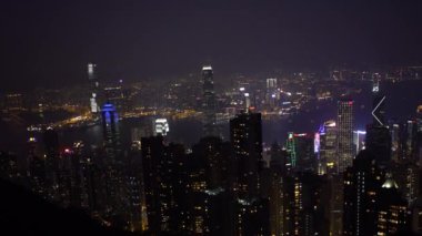 Hong Kong Adası 'ndaki 4K Hava Manzarası ünlü Victoria Tepesi Gözlem Platformu' ndan Liman ve Kowloon 'a doğru yükseliyor. Geceleri adanın en yüksek noktasında gökdelenler...