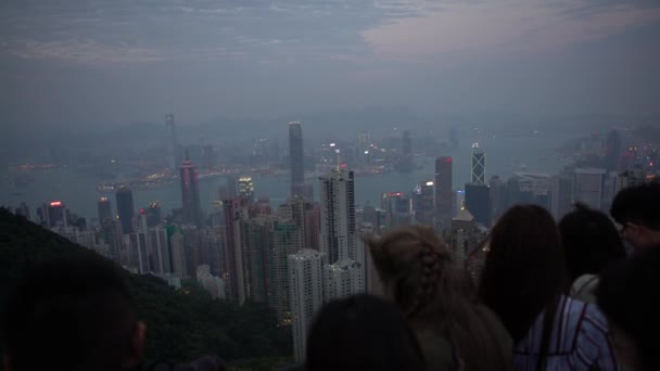 Hong Kong Abril 2017 Los Turistas Asiáticos Contemplan Horizonte Hong — Vídeos de Stock