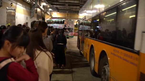 Hongkong 2017年4月4日 4K香港のビクトリアピークに向かうバスに乗るための長い列に立って待つ観光客の群衆 ラッシュ時に有名な観光名所夜 — ストック動画