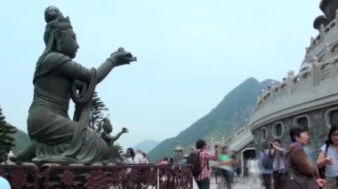 Lantau Adası, Hong Kong-09 Nisan 2013: Timelapse Budist Heykelleri Lantau Adası 'ndaki Tian Tan Buddha' ya övgüler düzmektedir.