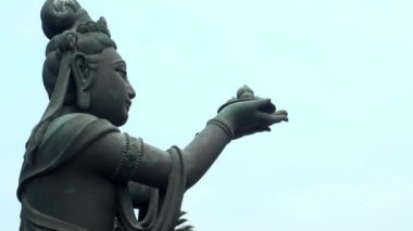 Budist heykeller 2013 yılında, Lantau Adası 'ndaki Büyük Buda' ya (Tian Tan Buddha) övgüler yağdırıyor.