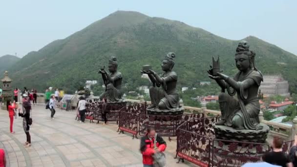 Остров Лантау Гонконг Апреля 2013 Года Буддийские Статуи Восхваляющие Большого — стоковое видео