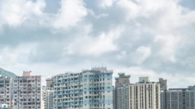 Hong Kong Şehir Hatları 'nın Timelapse Üst Görünümü Bir dağ ve bulutlar, kule binaları orta seviye Dan perspektifi