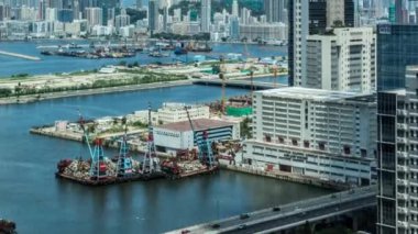 Hong Kong Modern Gökdelenler, Kowloon Körfezi 'nde, limanın önünde tekne ve araçlarla dolu bir günde