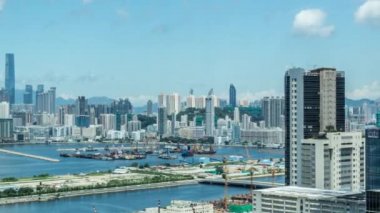 Timelapse Top View of Hong Kong Cityscape Day Whit Bulutları, Kowloon Körfezi yakınlarındaki ufuk çizgisi Limanın önündeki gemiler ve arabalarla
