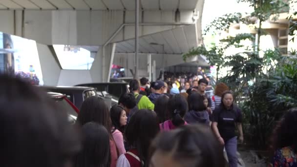 2017年4月2日香港 02日 有4K名旅客排队等候购买香港的维多利亚峰缆车车票 繁忙时间著名的观光景点 — 图库视频影像