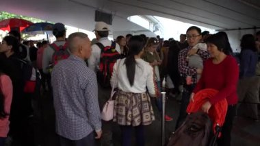 , Hong Kong-02 Nisan 2017: 4K Turist kalabalığı Hong Kong 'da Victoria Tepesi Tramvayı için bilet kuyruğunda bekliyor. Trafiğin en yoğun saatinde ünlü gezi eğlencesi.