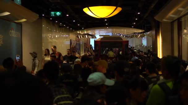Hongkong Április 2017 Crowd Tourists Emberek Állni Várni Egy Hosszú — Stock videók