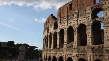 Ünlü İtalyan amfiteaterci Roma, İtalya 'da güneşli bir günde çekildi. 2012-Dan-Dan