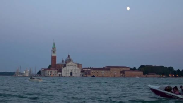 意大利威尼斯 2018年9月21日 在意大利威尼斯的圣乔治教堂 Church San Giorgio Maggiore 度假度假 日月星辰的全景 — 图库视频影像