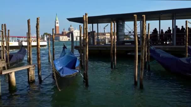 2018年9月19日 威尼斯 位于圣马可广场的传统贡多拉的美丽景色 背景是圣乔治 马乔尔的历史教堂 威尼斯的运河 意大利威尼斯 — 图库视频影像