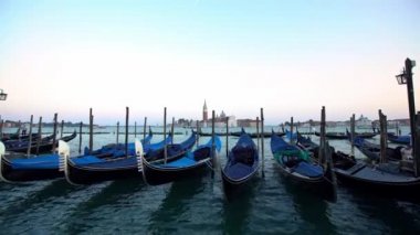 Venedik, İtalya-21 Eylül 2018-4K, San Marco meydanına demirlemiş geleneksel Gondolaların güzel manzarası ve arka planda tarihi San Giorgio Maggiore kilisesi. Venedik kanalları. Venedik, İtalya-Dan