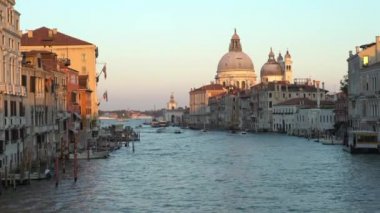 Venedik, İtalya-20 Eylül 2018: 4K, Santa Maria della Salute güzel manzaralı Basilica Büyük Kanal 'da su üzerinde yüzen tekne ve feribot. Feribot, Venedik kanalları etrafında bir ulaşımdır. Dan.