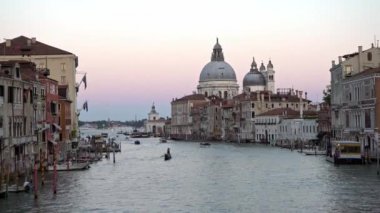 Venedik, İtalya-20 Eylül 2018: 4K, Santa Maria della Salute Bazilikası ve Grand Canal 'daki geleneksel gondolun güzel manzarası. Gondollar Venedik kanalları etrafında bir ulaşımdır. Dan.