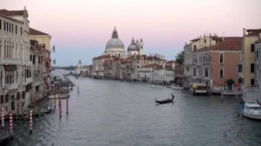Venedik, İtalya-20 Eylül 2018: 4K, Santa Maria della Salute Bazilikası ve Grand Canal 'daki geleneksel gondolun güzel manzarası. Gondollar Venedik kanalları etrafında bir ulaşımdır. Dan.