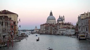 Venedik, İtalya-20 Eylül 2018: 4K, Santa Maria della Salute Bazilikası ve Grand Canal 'daki geleneksel gondolun güzel manzarası. Gondollar Venedik kanalları etrafında bir ulaşımdır. Dan.