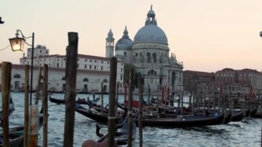 Venedik, İtalya-19 Eylül 2018: Santa Maria della Salute 'dan Büyük Kanal' da demirlemiş geleneksel gondol manzarası. Gondollar Venedik kanalları etrafında ulaşımdır. Dan.