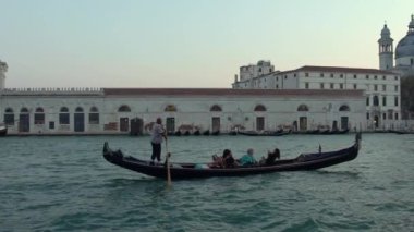 Venedik, İtalya-19 Eylül 2018: Büyük Kanal 'da Yavaş Hareket geleneksel gondolu ve Santa Maria della Salute' un güzel manzarası. Gondollar Venedik kanalları etrafında bir ulaşımdır. Dan.