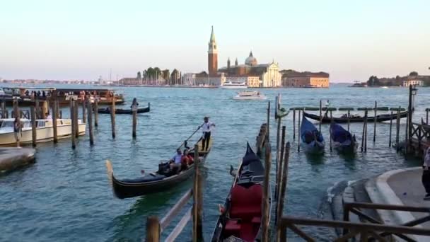 2018年9月21日 2018年9月21日 在意大利威尼斯的背景下 Gondole乘坐一对情侣乘浪漫船前往圣乔治教堂度假 浪漫旅行 — 图库视频影像