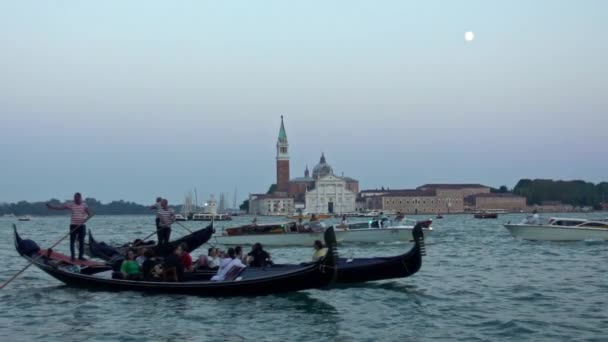 ヴェネツィア イタリア 2018 ヴェネツィアイタリアを背景にサンジョルジョ マッジョーレの歴史的な教会とゴンドラをパンチ伝統的なヴェネツィアのゴンドラのスローモーション ロマンチックな旅 — ストック動画
