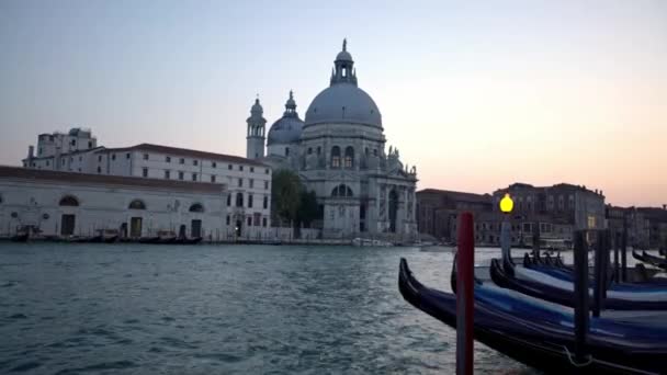 Венеция Италия Сентября 2018 Года Красивый Вид Традиционную Гондолу Пришвартованную — стоковое видео