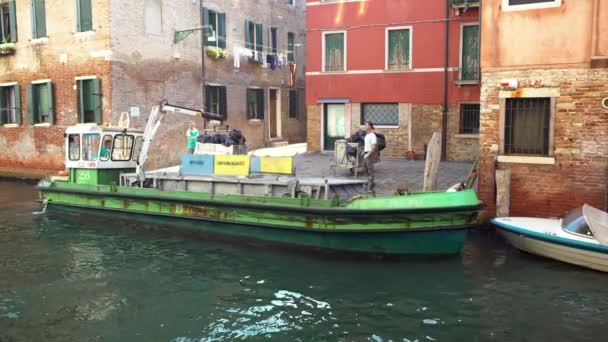 Venedig Italien September 2018 Båt Samlar Skräp Med Kran Kanalen — Stockvideo