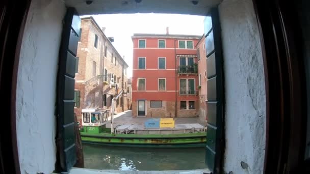 Blick Durch Ein Offenes Fenster Ein Haus Dem Ein Boot — Stockvideo