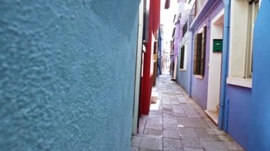 4K, Burano adasındaki renkli Venedik evlerinin güzel manzarası. Renkli cadde, köyde boyanmış apartmanlar. Venedik tarihi - Dan