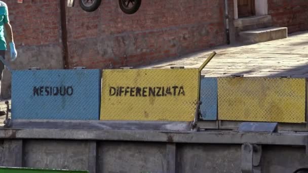 用起重机在意大利威尼斯的运河上关闭收集垃圾的船 在威尼斯运河里收集垃圾 有吊车的船把收集的垃圾拿出来保持城市清洁 — 图库视频影像